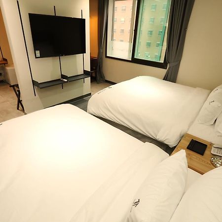 The First Hotel ČČchangwon Exteriér fotografie