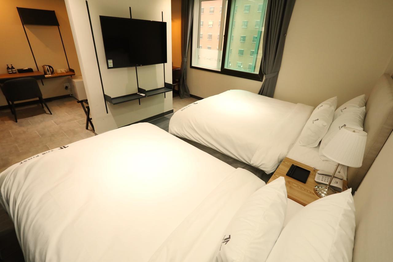 The First Hotel ČČchangwon Exteriér fotografie