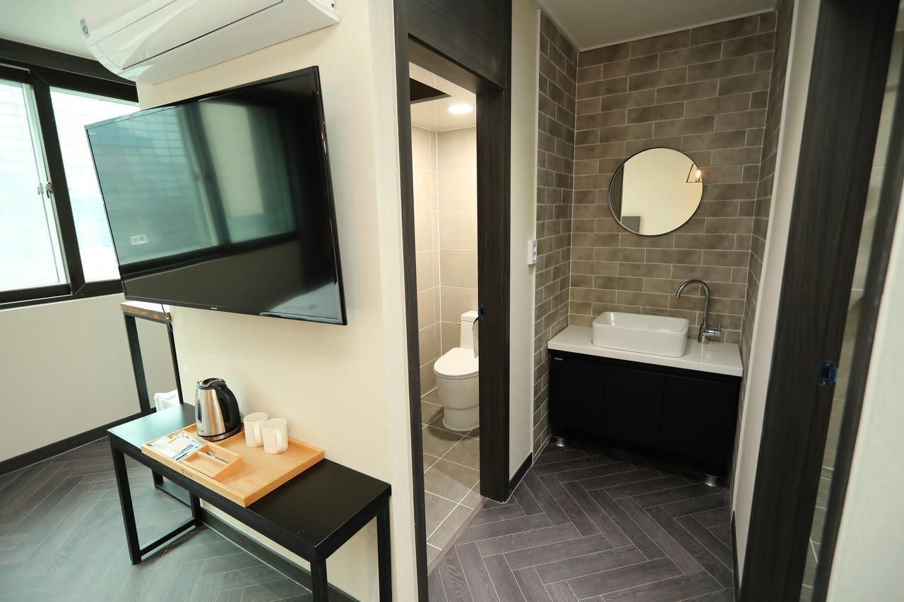 The First Hotel ČČchangwon Exteriér fotografie