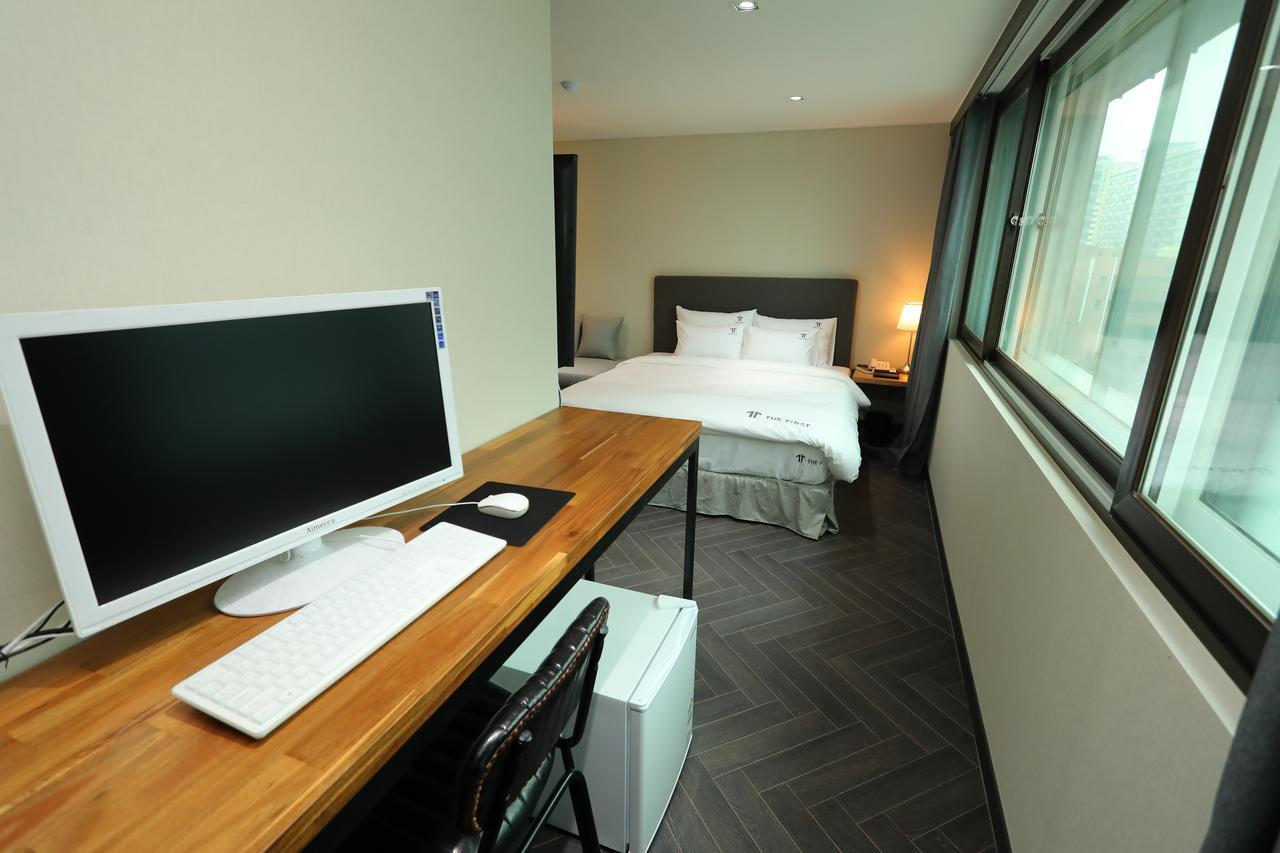 The First Hotel ČČchangwon Exteriér fotografie