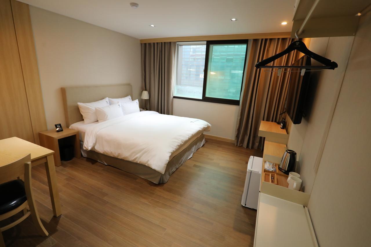 The First Hotel ČČchangwon Exteriér fotografie