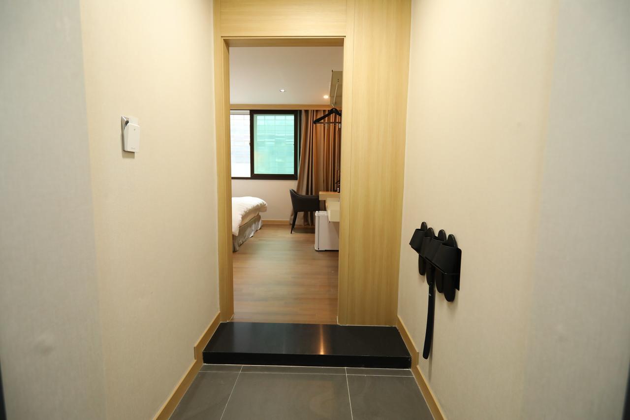 The First Hotel ČČchangwon Exteriér fotografie