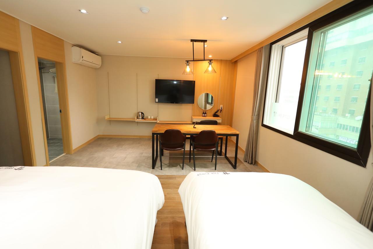 The First Hotel ČČchangwon Exteriér fotografie