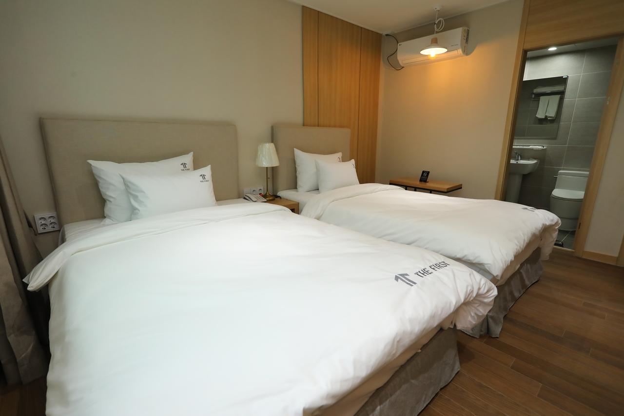 The First Hotel ČČchangwon Exteriér fotografie