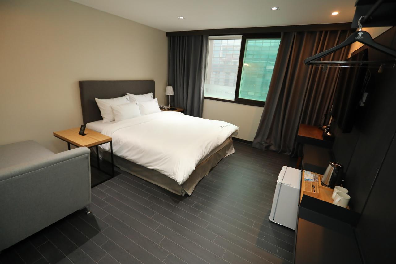 The First Hotel ČČchangwon Exteriér fotografie