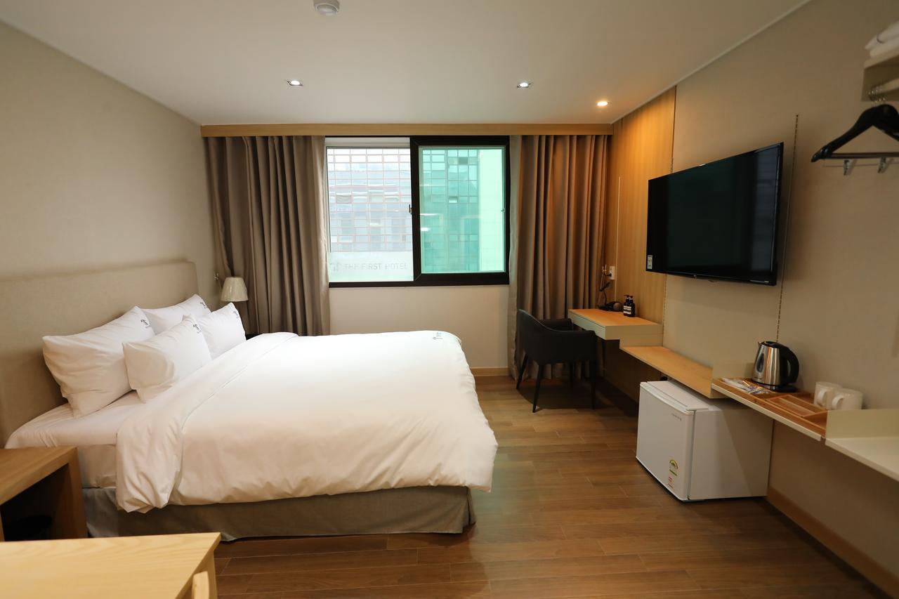 The First Hotel ČČchangwon Exteriér fotografie