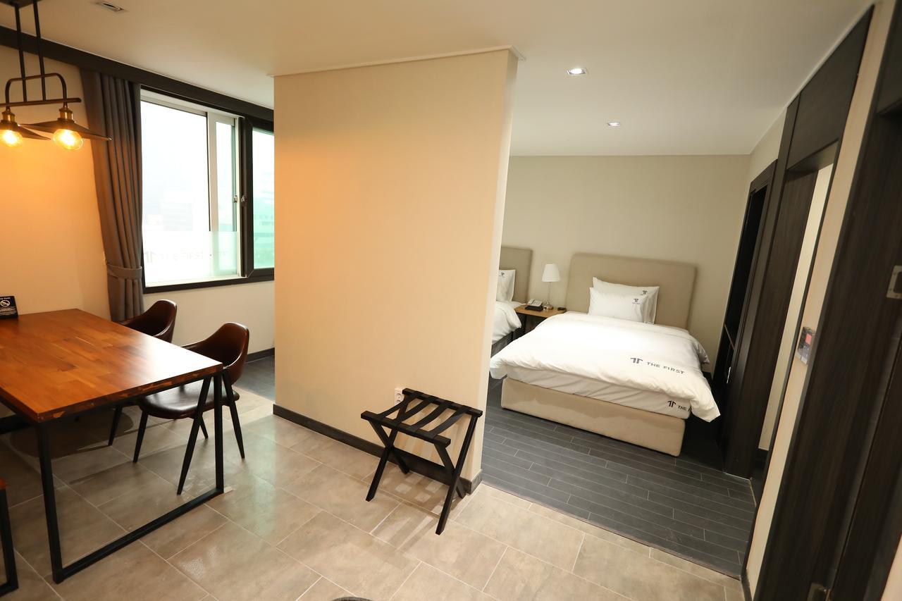 The First Hotel ČČchangwon Exteriér fotografie