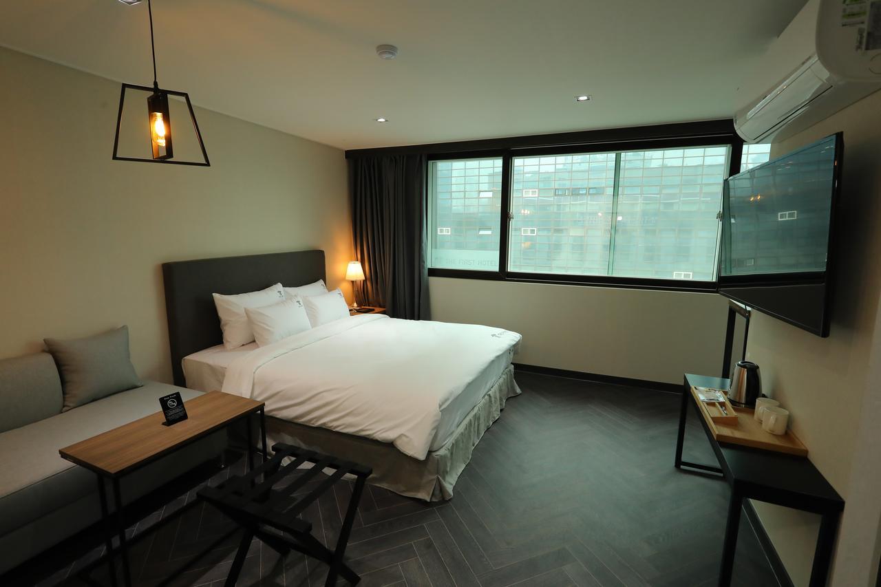 The First Hotel ČČchangwon Exteriér fotografie