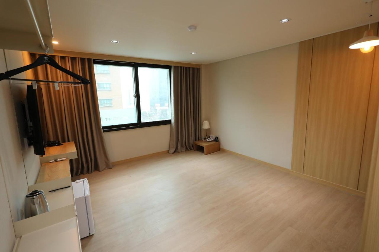 The First Hotel ČČchangwon Exteriér fotografie